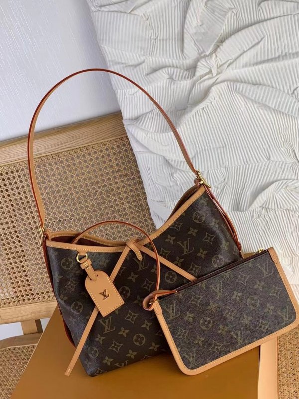 Lv CarryAll小号手袋中号对比，哪个包包适合你